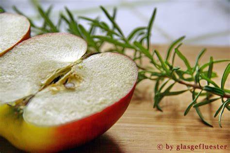 Apfel Rosmarin Kuchen auf einem Teller mit Rosmarinzweigen