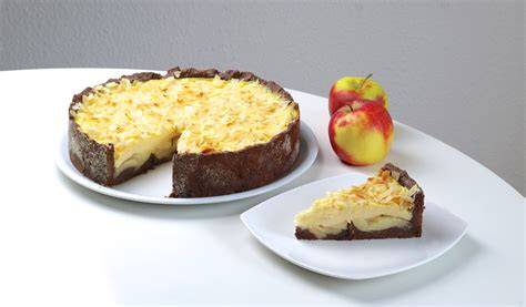 Apfel Schoko Pudding Kuchen im Anschnitt mit sichtbarer Pudding- und Apfelschicht