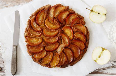 Apfel Tarte Tatin auf einem rustikalen Holztisch