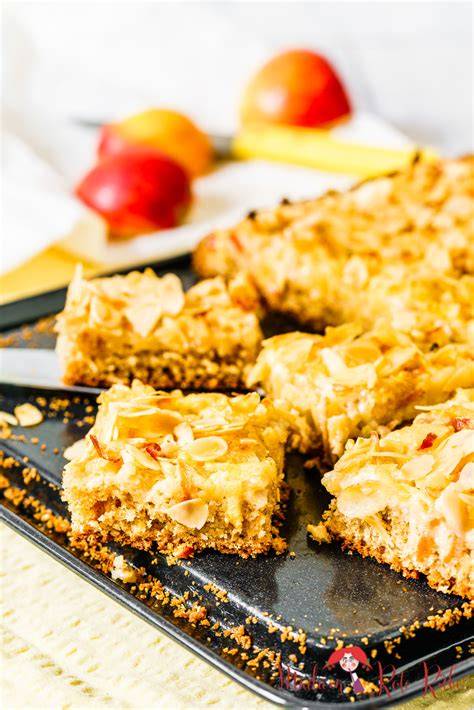 Apfel Vollkornkuchen im Anschnitt mit Äpfeln
