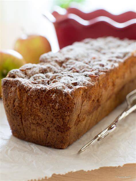 Apfel Zimt Kuchen in der Kastenform angeschnitten auf rustikalem Holzbrett