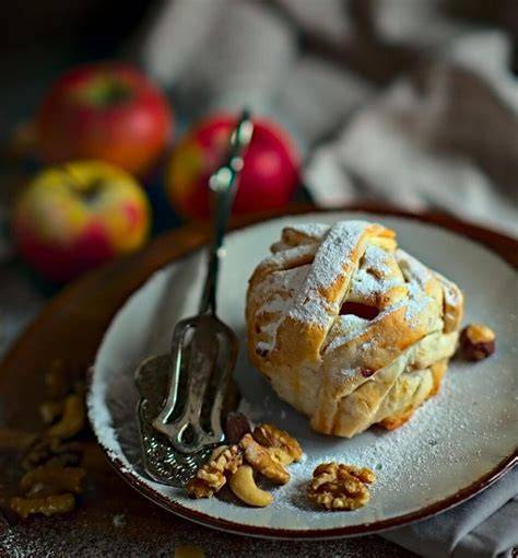 Apfel im Schlafrock frisch aus dem Ofen serviert