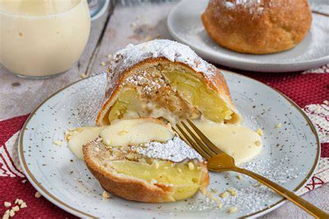 Apfel im Schlafrock mit Marzipan - fertiges Dessert auf Teller