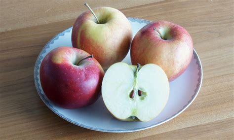 Apfel mit Schale und Honig auf Teller
