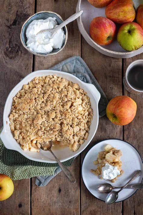Apfel und Haferflocken auf der Arbeitsfläche