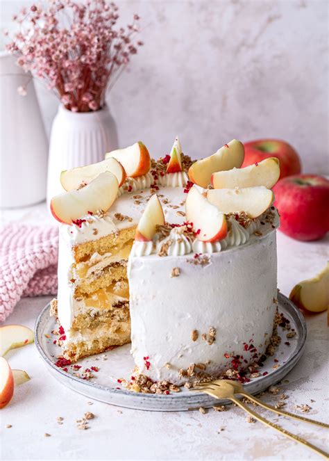 Apfel und Haselnüsse für die Torte