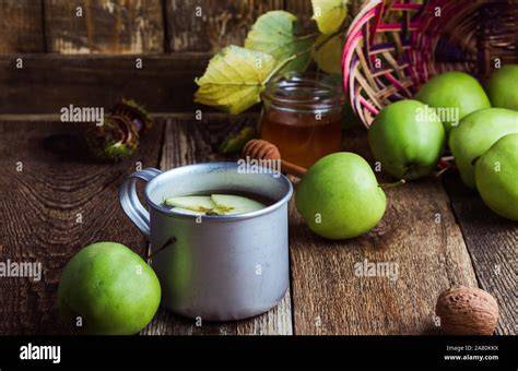 Apfel und Honig auf Holztisch