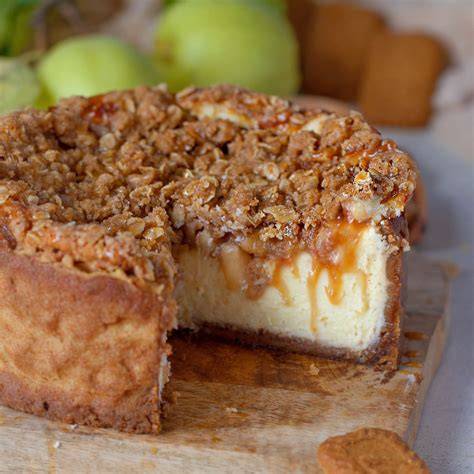 Apfel und Käsekuchen auf Holzbrett