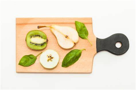 Apfel und Kiwi auf Schneidebrett