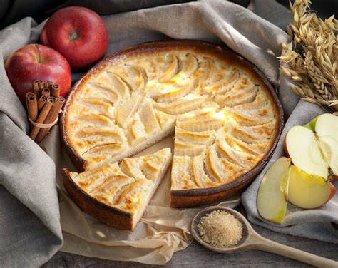 Apfel und Marzipan auf Holzbrett