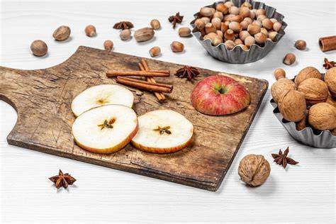 Apfel und Nüsse auf Holztisch