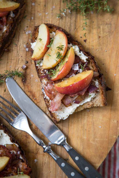 Apfel und Speck auf Holzbrett