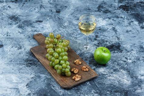 Apfel und Walnüsse auf Schneidebrett