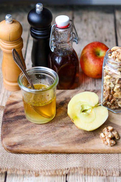 Apfel und Walnüsse in Karamell im Topf