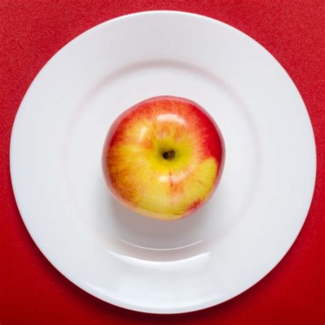 Apfel und Zartbitterschokolade auf Teller
