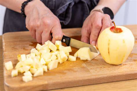 Apfel vorbereiten: schälen und schneiden