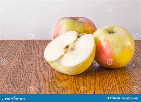 Apfel- und Birnenquitten auf einem Holztisch