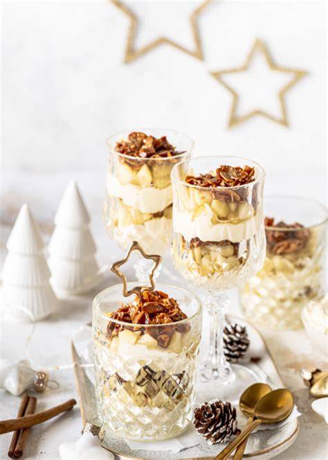 Apfel-Bienenstich im Glas mit Goldpuder und Wunderkerzenkarte