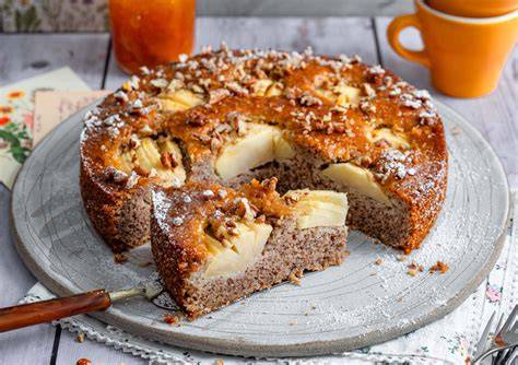 Apfel-Birnen-Kuchen auf rustikalem Holzbrett, Zutaten und Arbeitsschritte als Infografik