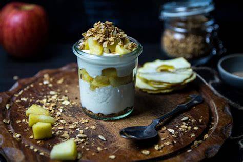 Apfel-Birnen-Trifle mit Granola und Quark in Gläsern