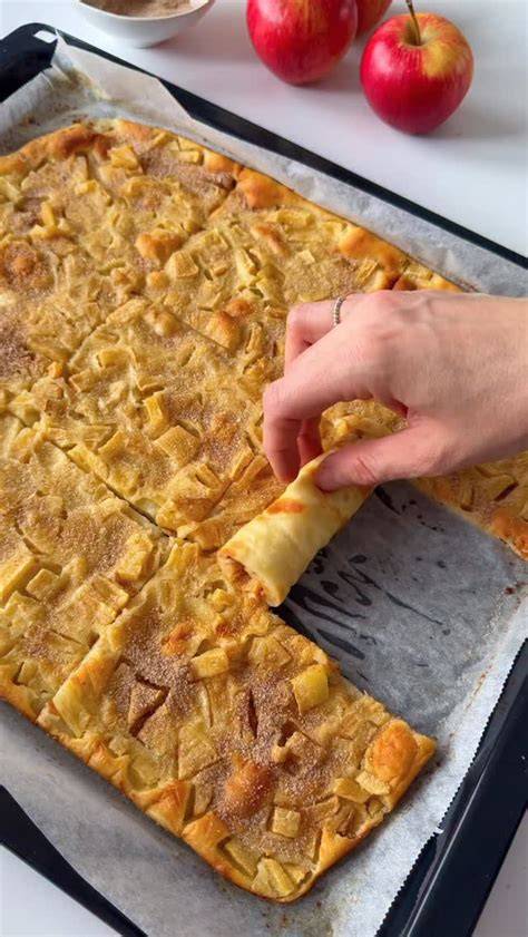 Apfel-Blechkuchen: Teig verteilen, Apfelspalten fächerförmig, goldbraun backen