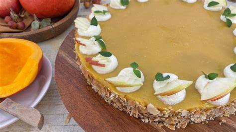 Apfel-Buttercreme-Torte auf Kaffeetisch