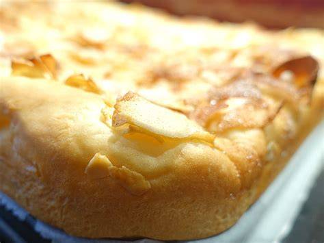 Apfel-Butterkuchen auf dem Blech mit Zimtzucker und Mandeln