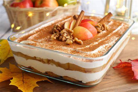 Apfel-Calvados-Tiramisu in Glasschale mit Mandelblättchen