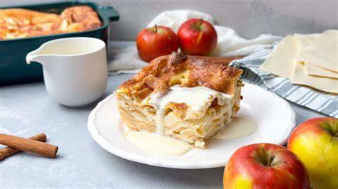 Apfel-Creme-Torte angerichtet auf einem Teller