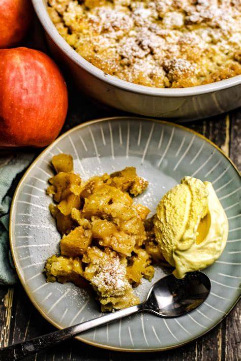 Apfel-Crumble mit Haferflocken-Streuseln frisch aus dem Ofen, serviert mit Vanilleeis