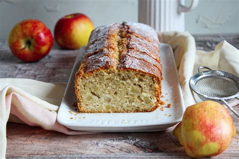 Apfel-Dinkel-Kuchen aufgeschnitten mit Apfelstücken
