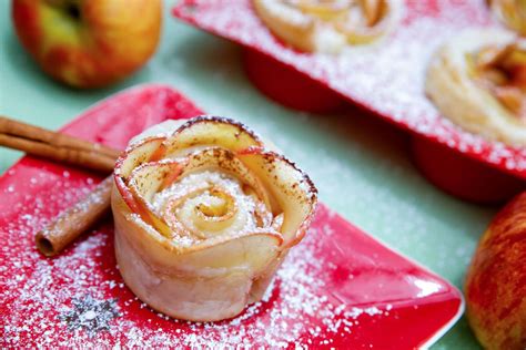 Apfel-Eierlikörkuchen mit Apfelrosen und Puderzucker - Serviervorschlag