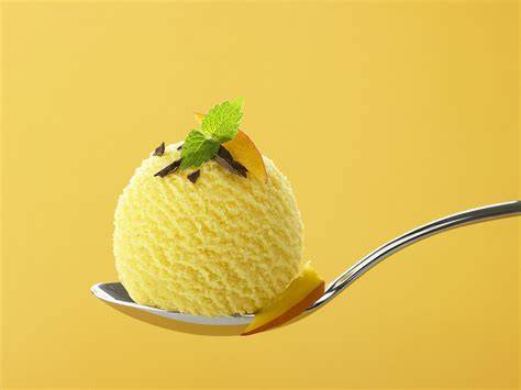 Apfel-Eis Kugel auf Löffel