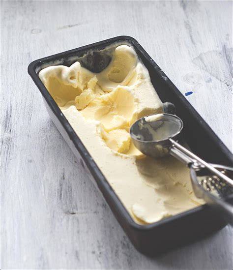 Apfel-Etagere angeschnitten mit Eis und Creme