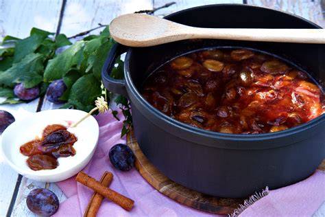 Apfel-Füllung in einem Topf, mit Zimt und Vanille