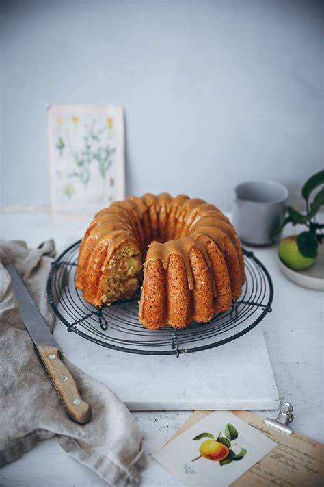 Apfel-Gugelhupf, dekoriert mit Karamellglasur und Pekannüssen