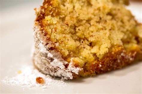 Apfel-Gugelhupf mit Nüssen und Zimt