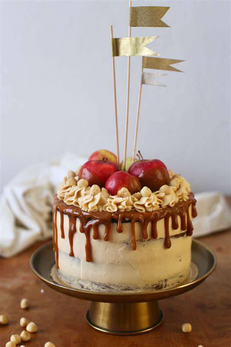 Apfel-Haselnuss-Salzkaramell-Torte mit Drip-Effect