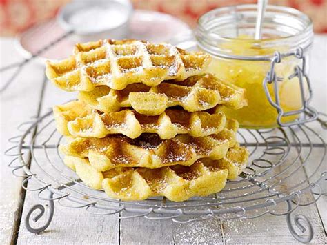 Apfel-Haselnuss-Waffeln mit Dinkelmehl, serviert mit Apfelkompott und Puderzucker