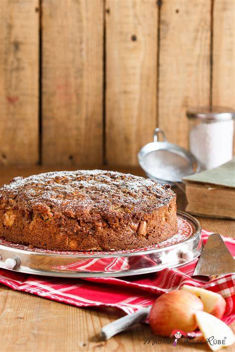 Apfel-Honigkuchen auf einer rustikalen Platte
