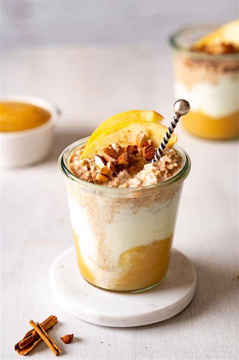 Apfel-Joghurt im Glas dekoriert mit Apfelspalten und Mandelsplittern