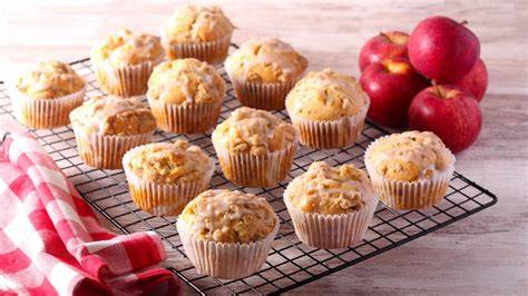 Apfel-Joghurt-Muffins mit Streusel auf einem Kuchengitter