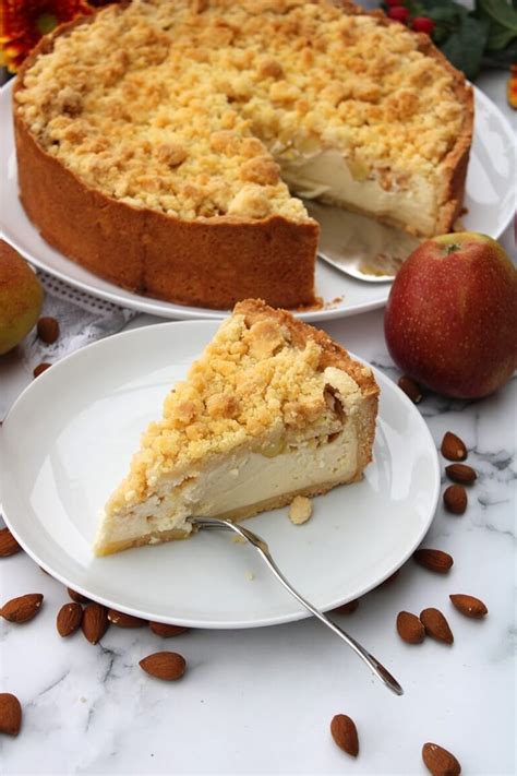 Apfel-Käsekuchen mit Streuseln im Anschnitt