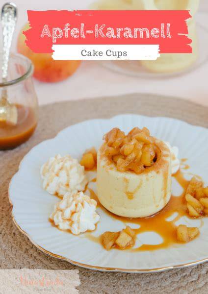 Apfel-Karamell-Cake-Cups dekoriert mit Karamellsauce