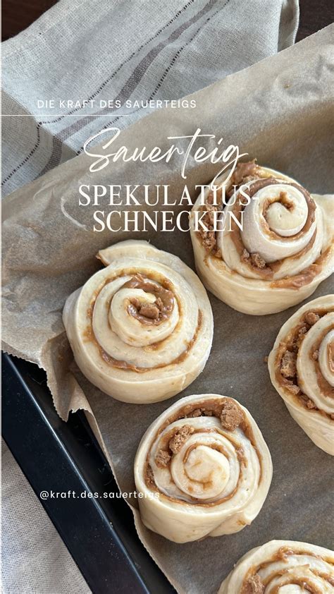 Apfel-Karamell-Schnecken kurz vor dem Backen, in einer Form verteilt