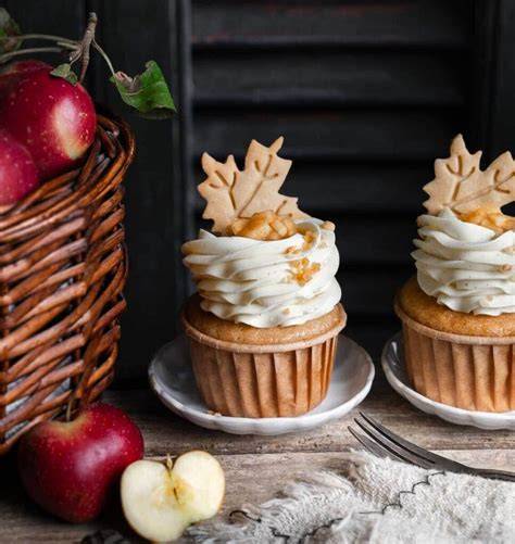 Apfel-Kekse und Cupcakes mit Fondant-Toppern