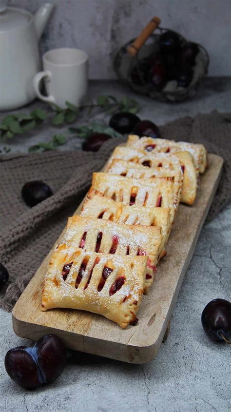 Apfel-Möhren-Kuchen - frisch gebacken und mit Aprikosenkonfitüre glasiert