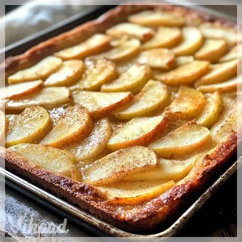 Apfel-Mandel-Blechkuchen mit Honigmandeln auf einem Backblech