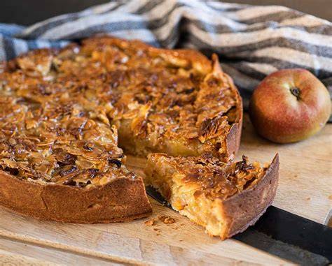 Apfel-Mandel-Kuchen, Zutaten und Zubereitungsschritte als Infografik
