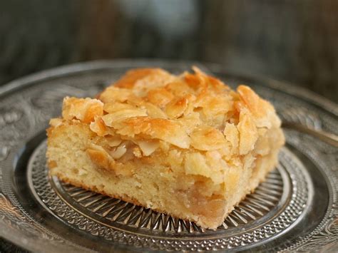 Apfel-Mandel-Kuchen mit dekorativen Apfelspalten